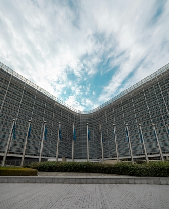 Edifici amb banderes de la Comissió Europea. Font: Pexels - Guillaume Meurice