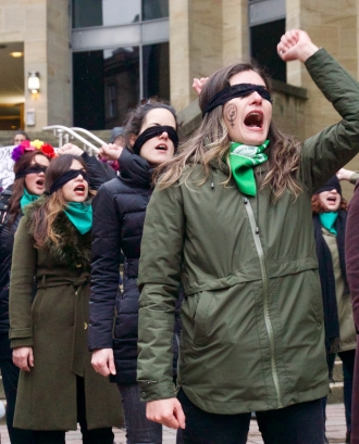 Noies cridant amb el puny alçat. Font: Pexels - Ipanemah Corella