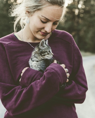 Noia abraçant un gat. Font: Pexels - Japheth Mast