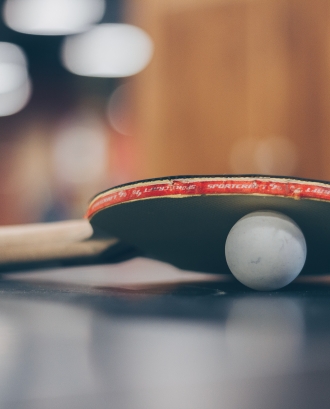Raqueta i pilota de ping-pong. Font: Pexels - Josh Sorenson