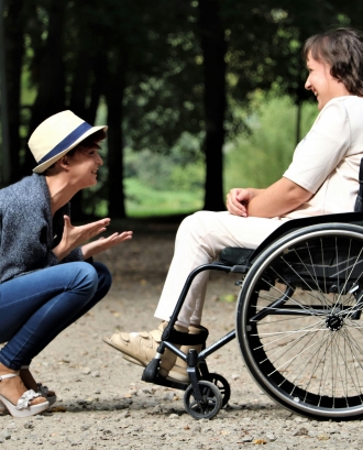 Persona amb cadira de rodes. Font: Pexels - Judita Mikalkevičė