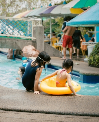 Infants entrant en una piscina. Font: Pexels - Kenneth Surillo