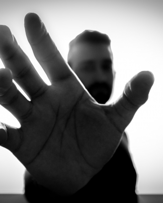 Home estenent la mà. Font: Pexels - lalesh aldarwish