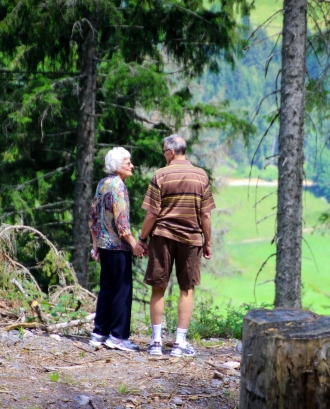 Gent gran caminant per un bosc. Font: Pexels - Magda Ehlers