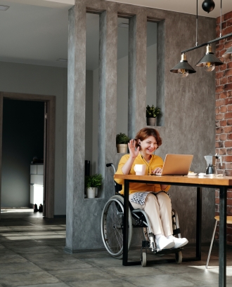 Persona amb cadira de rodes treballant amb un ordinador portàtil. Font: Pexels - Marcus Aurelius