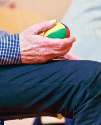 Persona gran amb una pilota a la mà. Font: Pexels - Matthias Zomer