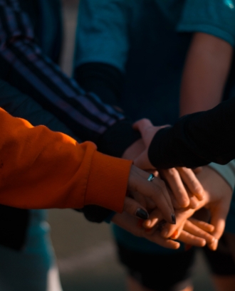 Gent juntant les mans. Font: Pexels - Mica Asato