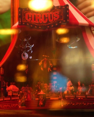Carpa de circ amb espectacle. Font: Pexels - Otavio