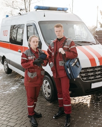 Gent jove treballant en una ambulància. Font: Pexels - Pavel Danilyuk