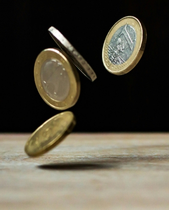 Monedes caient sobre una taula. Font: Pixabay