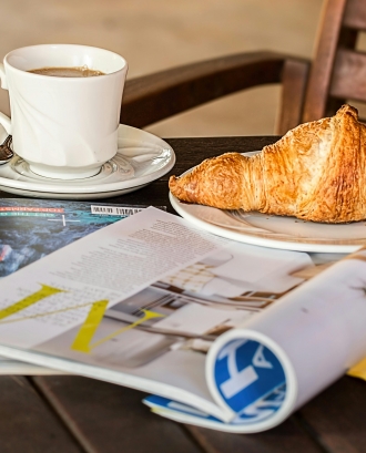 Esmorzar i revistes. Font: Pixabay