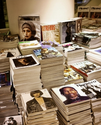 Piles de revistes en una llibreria. Font: Pexels - Pixabay