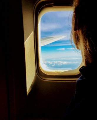 Persona mirant per la finestra d'un avió. Font: Pexels - Tim Gouw
