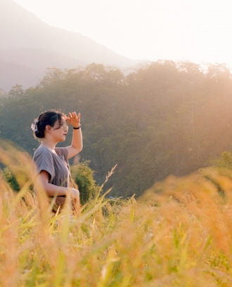 Noia mirant a l'horitzó en un camp. Font: Pexels - Q. Hưng Phạm