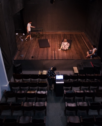 Actors assajant en un teatre. Font: Pexels - Ruca Souza
