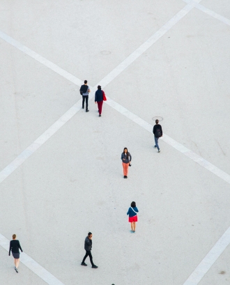Gent caminant en una plaça. Font: Pexels - Ryutaro Tsukata
