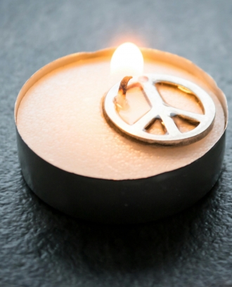 Espelma amb símbol de la pau. Font: Pexels - Steve Johnson