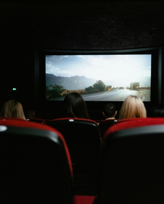 Persones mirant una peli en una sala de cinema. Font: Pexels - Tima Miroshnichenko