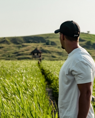 Noi mirant un camp de blat. Font: Pexels - Vlad Chețan