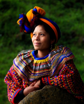 Noia amb vestit tradicional. Font: Pexels - Zaqueo Gomez Gomez