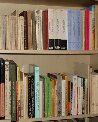 Prestatgeria amb llibres. Font: xcaballe (Flickr)