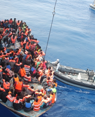 Embarcació de refugiats a la Mediterrània. Font: Wikipedia
