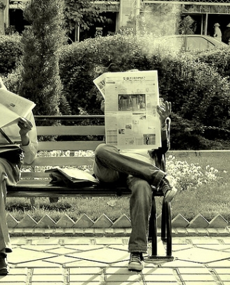 Dues persones llegint revistes_Hamed Saber_Flickr