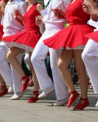 Un grup de persones ballant sardanes en representació de la cultura popular catalana. Font: Confederació Sardanista de Catalunya - Clara Feliu.