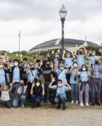 Fotografia de les persones participants de l'edició anterior de la Caminada Solidària per la Sordceguesa. Font: APSOCECAT