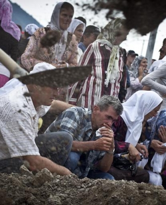 Persones a les fosses de Srebrenica. Autor: Juanfra Álvarez