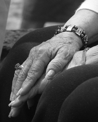 Mans d'una àvia (Flickr)