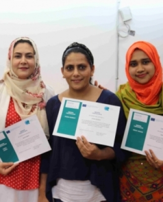 Tres participants a l'anterior edició del curs mostrenels seus certificats