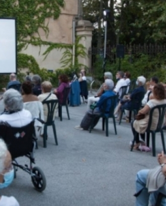 El cicle de cinema documental es fa cada estiu al pati de l’Ateneu Santcugatenc, a Sant Cugat del Vallès. Font: Xarxa d'Economia Solidària de Sant Cugat
