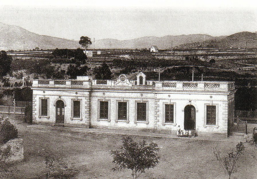 Estació de Sant Feliu, 1912-1914, les tres naus de l'edifici. Per la porta de la dreta s'accedia a les taquilles. A l'esquerra vivia el cap d'estació. Font: Arxiu Lluís M. Tuells.