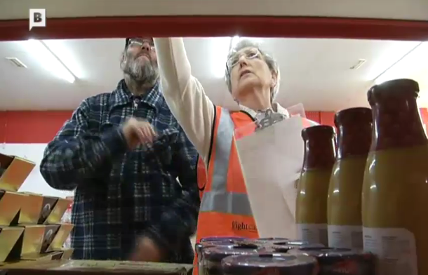 Fotograma del vídeo de BTV sobre el supermercat solidari