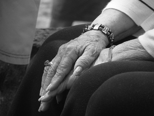 Mans d'una àvia (Flickr)
